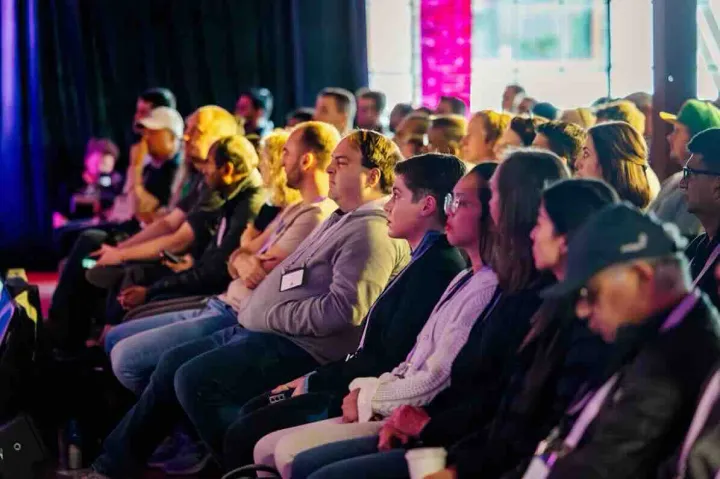 Publikum na konferenci Plato Elevate San Francisco pro IT manažery.