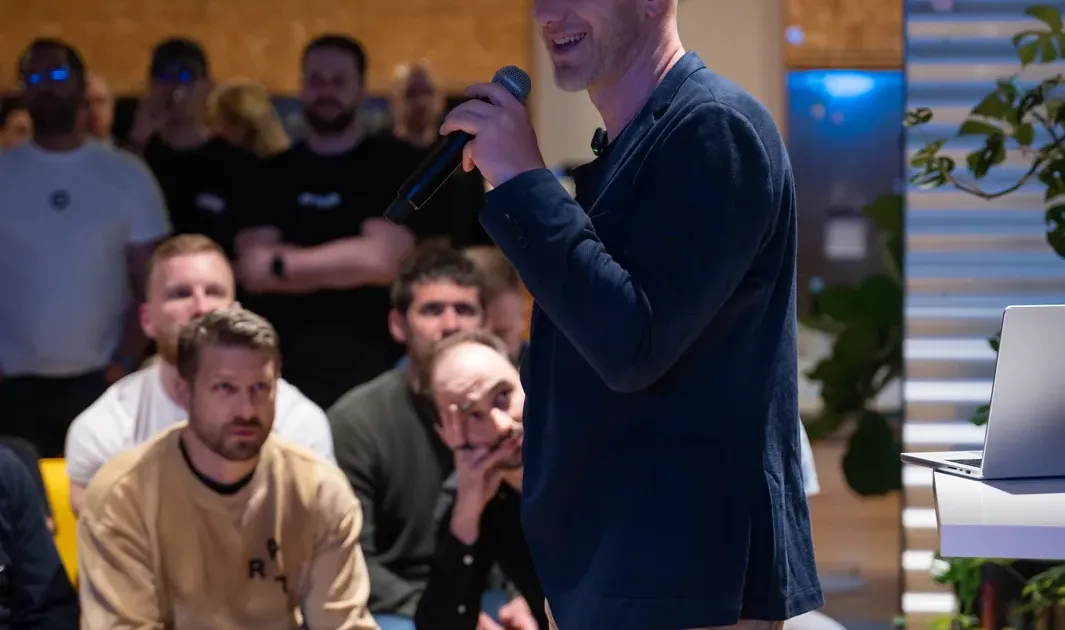 Marian Kamenistak přednáší na akci o engineering leadershipu.