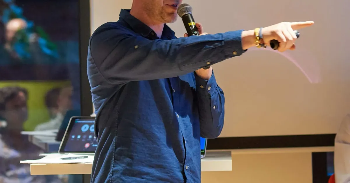 Marian Kamenistak přednáší na akci o engineering leadershipu.