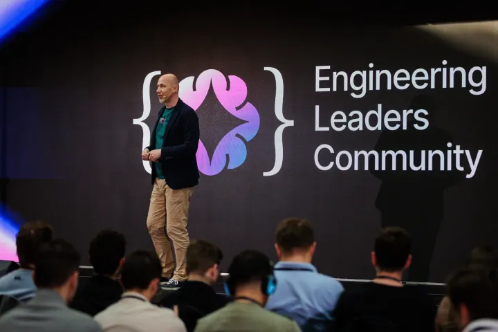 Marian Kamenistak na pódiu před logem Engineering Leaders Community, mluví k plnému hledišti.